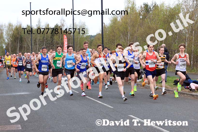Senior mens relay, 2025 Elswick Harriers Good Friday Road Relays, Newburn, Newcastle upon Tyne. Photo: David T. Hewitson/Sports for All Pics